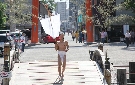 若者は布鉾を持って津島神社まで走る