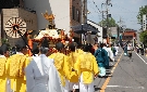 前日と同じように黄色の衣装の男たちが神輿を運ぶ