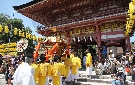 楼門をくぐり津島神社に帰る神輿