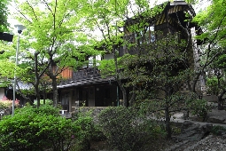 伴華楼(現在):尾張徳川家から移築した座敷と茶室に鈴木禎次設計の洋間を増築した和洋折衷の建物