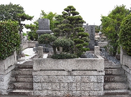 左が市邨芳樹、右が太田静男の墓