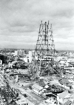 昭和29年、建設中の名古屋テレビ塔（名古屋市広報課提供）