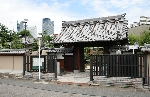 法蔵寺の背後には名古屋駅前の高層ビルが見える