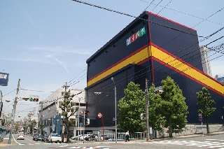 天王崎橋東交差点、手前に新名古屋ミュージカル劇場その隣がナゴヤインドアテニスクラブ