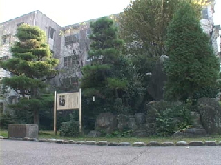 美濃加茂市の太田小学校には坪内逍遥生誕地の碑と看板がある