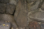 「常盤丁角井筒」と彫り込まれている礎石