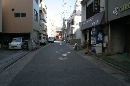 現在の豊竹小路。奥に見えるのが大須観音の仁王門、右手にとんかつのとんま