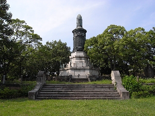 覚王山日泰寺霊堂の北に日清戦役第一軍戦死者記念碑が現在も残っている