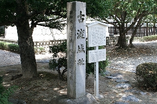 東本願寺名古屋別院の境内にひっそりと立つ古渡城跡の碑